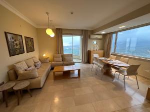 阿拉尼亚Alanya gold city hotel main building 3 bedroom apartment的客厅配有沙发和桌子