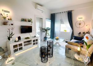 马贝拉Skol 438 Super One-bedroom Apartment with Sea Views的带沙发和电视的客厅