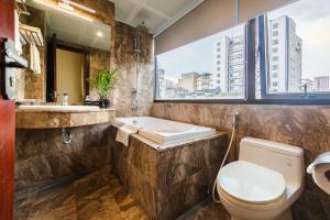 河内一号酒店的浴室配有卫生间、盥洗盆和浴缸。