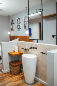 布琼布拉Burundi Palace Boutique Hotel的浴室配有白色浴缸和水槽