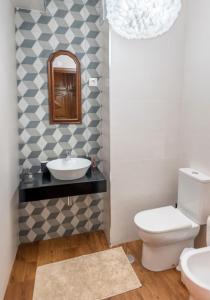 比索达雷加Apartamento T3 - D'ouro a Vista的一间带水槽、卫生间和镜子的浴室