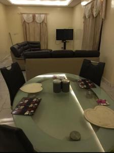 Medina Suware KundaMarie's residence的客厅配有桌子和沙发
