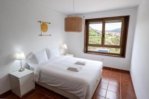 比索达雷加Apartamento T3 - D'ouro a Vista的白色的卧室设有白色的床和窗户。