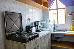 内罗毕Charming 1-Bed Penthouse in Karen Nairobi的厨房配有炉灶和水槽