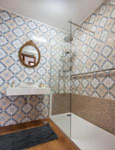 比索达雷加Apartamento T3 - D'ouro a Vista的一间带水槽和镜子的浴室
