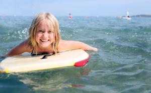 法尔茅斯理查德森法尔茅斯酒店的躺在水面板上的年轻女孩