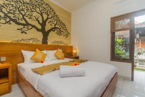 乌布Rahayu Guest House Ubud的卧室配有一张挂在墙上的树壁床。