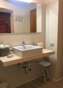 阿科Casa Andela的浴室设有白色水槽和镜子