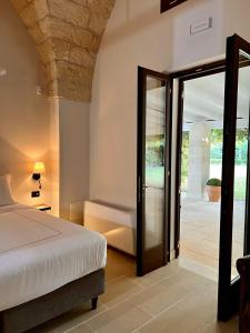 奥尼萨诺Villa Di Noi的一间卧室设有一张床和一个滑动玻璃门