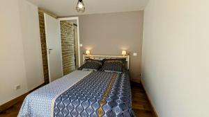 FusseyLe Cocon des Hautes-Côtes的一间卧室,卧室内配有一张大床
