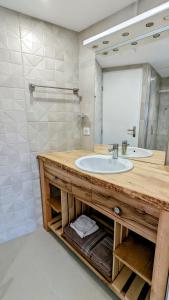 FusseyLe Cocon des Hautes-Côtes的一间带水槽和镜子的浴室