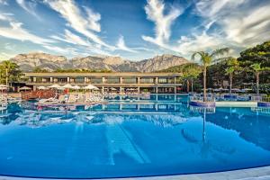 凯麦尔Kimeros Park Holiday Village - Ultra All Inc. Kids Concept的酒店设有一个大型的山地游泳池,