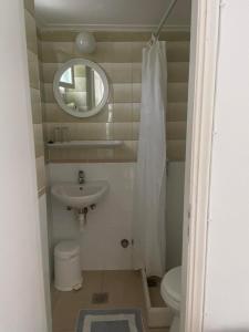 安迪帕罗斯岛Korali Hotel的一间带水槽和镜子的小浴室