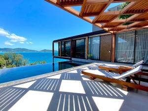 卡马拉海滩The Naka Phuket, a Member of Design Hotels - SHA Extra Plus的水景房屋 - 带甲板