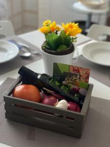 肯波拉圣吉奥瓦尼“Temesa House” il mare a due passi da te!的桌上一盒水果和蔬菜