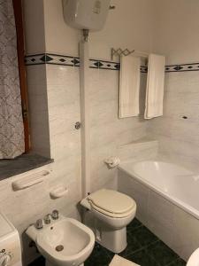 肯波拉圣吉奥瓦尼“Temesa House” il mare a due passi da te!的白色的浴室设有卫生间和水槽。