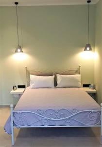 阿普索斯Terranova beach apartment - Menta的一间卧室,床上方有两盏灯