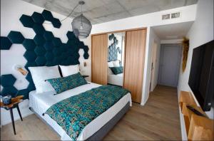 阿雅克修VILLA ALBA ROSULA的一间卧室配有一张蓝色和白色墙壁的床