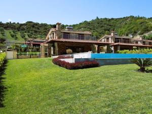 尼尔斯吉尼Blue Dream Villa的一座带大庭院和游泳池的房子