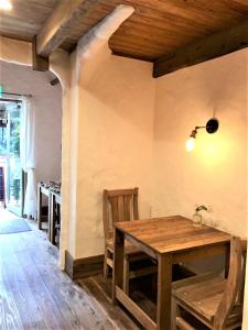 京都Kyono Mori Yurinsha的一间带木桌和椅子的用餐室