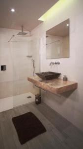 Los EstancosPueblo Canario的一间带水槽和镜子的浴室