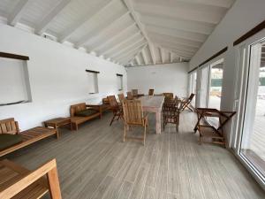 Los EstancosPueblo Canario的一间带桌椅的用餐室