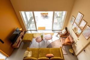 栋堡Residenties en bungalow Royal Domburg的享有带黄色家具的客厅的顶部景色。