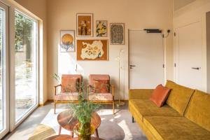 栋堡Residenties en bungalow Royal Domburg的客厅配有沙发和桌子