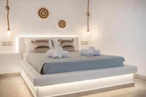 米克诺斯城Feel Breeze的白色卧室配有一张带枕头的大白色床
