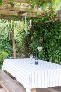 奇切斯特Secluded Spacious Garden Suite的一张桌子上坐着一瓶葡萄酒和一杯