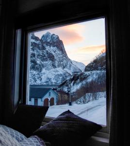 FjordgårdSegla Guesthouse - Lovely sea view的从窗户可欣赏到白雪 ⁇ 的山景