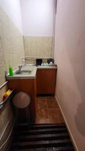 奥拉迪亚Casa in Oradea !的一间带水槽和镜子的小浴室