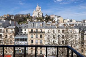 巴黎蒙马特丽晶嘻哈旅舍的阳台享有城市美景。