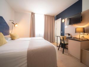 卡尼略洛克梅勒酒店的酒店客房设有一张大床和一张书桌。