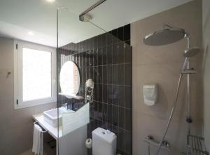 卡尼略洛克梅勒酒店的带淋浴、卫生间和盥洗盆的浴室
