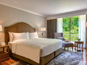 曼谷曼谷瑞享BDMS 健康度假村的一间卧室设有一张大床和一个大窗户