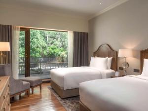 曼谷曼谷瑞享BDMS 健康度假村的酒店客房设有两张床和窗户。
