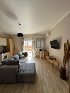 希俄斯inHeart Apartment Chios的客厅配有沙发和桌子