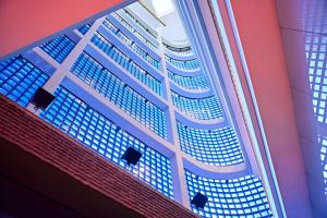 科隆Lindner Hotel Cologne Am Dom, part of JdV by Hyatt的享有带蓝色窗户的建筑景致