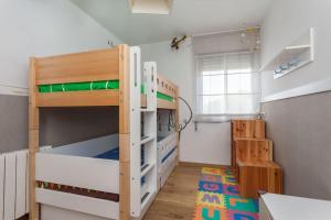 加瓦HHBCN Beach apartment Gava #1的卧室配有两张双层床和地毯。