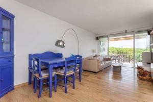 加瓦HHBCN Beach apartment Gava #1的客厅配有蓝色餐桌和椅子