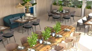 科托尔Hyatt Regency Kotor Bay Resort的餐厅设有木桌和椅子,种有植物