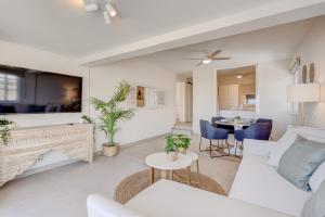 卡亚俄萨尔瓦赫Good Mood - Sunny Seaview的客厅配有白色的沙发和桌子