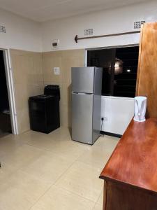 索尔韦齐Axe Apartments的厨房配有冰箱和垃圾桶