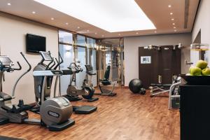 贝尔吉施格拉德巴赫阿尔特霍夫施洛斯本斯堡大酒店的健身房设有跑步机和健身器材