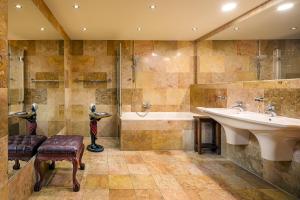 布拉格Hotel U Prince Prague by BHG的大型浴室设有水槽、浴缸和水槽。