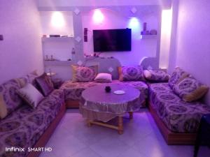 Al HachlafAppartement near airport ouled tayeb的客厅配有沙发和桌子