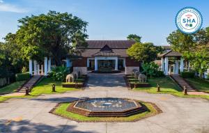 Si Maha PhotTawa Ravadee Resort Prachinburi, a member of WorldHotels Distinctive的前面有标志的建筑