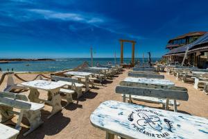 多亚马伊Micul Golf的海滩上的一排桌椅