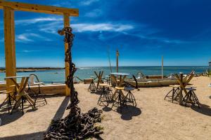 多亚马伊Micul Golf的海滩上的桌椅和船只